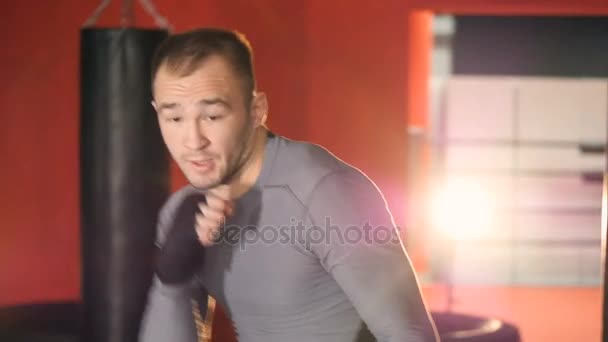 Un combattente mostra il suo jab e pugni uppercut . — Video Stock