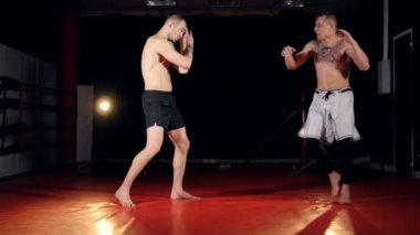 Bir savaşçı asistanı bir atlama tekme ile aşağı darbelere.