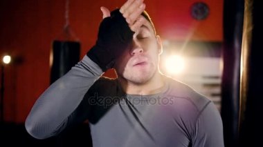 Eğitimden sonra yorgun bir Mma savaşçı uzanır.