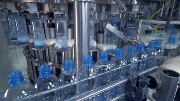 A long conveyor line with PET bottles ready for filling. — Stock Video