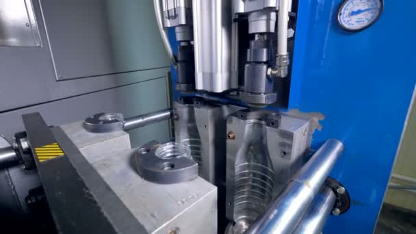 Un opérateur utilise une machine de moulage par soufflage .