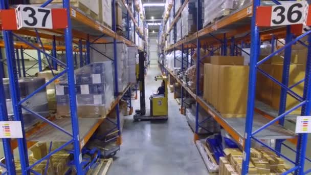 Carrello elevatore all'interno di un enorme magazzino industriale. Colpo aereo . — Video Stock