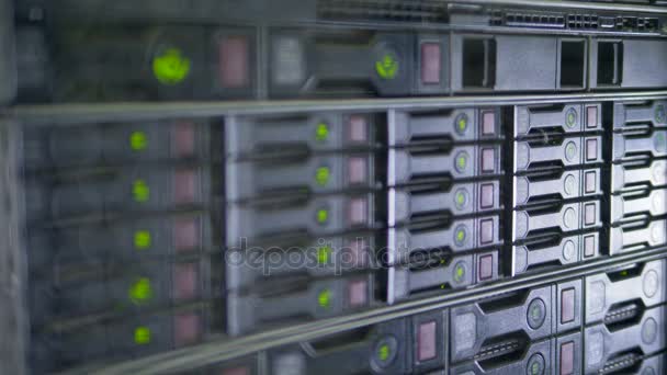 Servery s daty pracovat. Blikající Led světla ze stanice sítě. 4k — Stock video