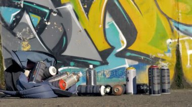 Sprey boya bir kaldırımda bir sırt çantası düşmüş.