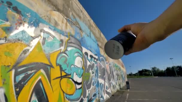 Uma visão em primeira pessoa de um artista de graffiti terminando uma peça . — Vídeo de Stock