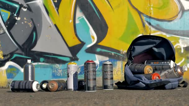 Profesjonalne farby w sprayu puszki po lewej w pobliżu sztuki graffiti ściany. — Wideo stockowe