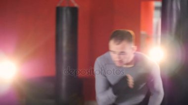 Bir savaşçı, bir dizi yumruklar ve lunges atmak gider.