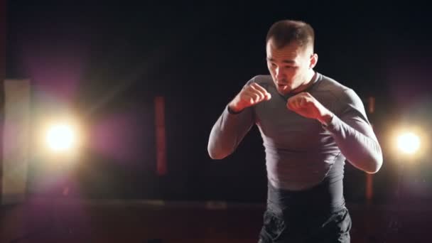 Een training oefening in slowmotion kickboksers. — Stockvideo