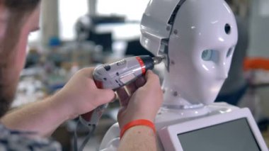 Yakından görmek kafasından insansı robotlar üzerinde çalışan mühendis. 4k.