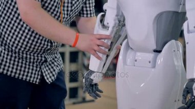 Bir mühendis montaj robot. 4k