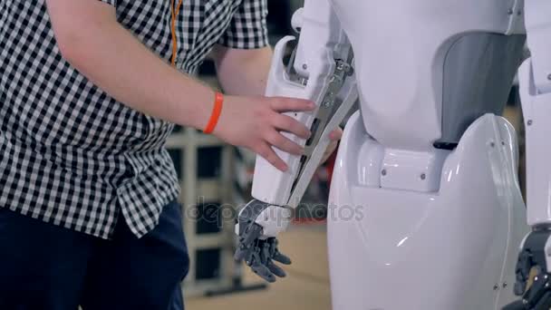 Ein Ingenieur, der Roboter zusammenbaut. 4k — Stockvideo