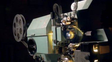 Karanlıkta oynamak vintage film projektör. 4k.