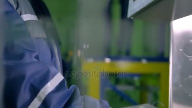 Bir denetim konsolu, bir ambar denetim kurulunda görevli. Operatör kontrol paneli ile çalışma. 4k.