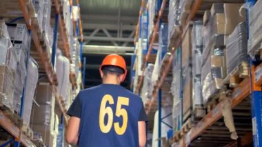 Ambar çalışanı muayene sırasında.