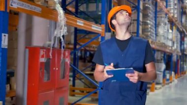 Bir erkek depo müfettişi Pano notlar köşeleri dönüm yapar. 4k.