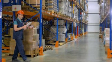 İki ambarı işçilerin karşılamak ve el sallamak.