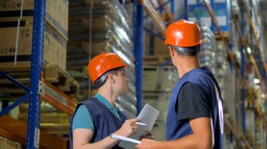 İki ambarı işçilerin üzerine gelin ve depolama öğeleri tartışmak.