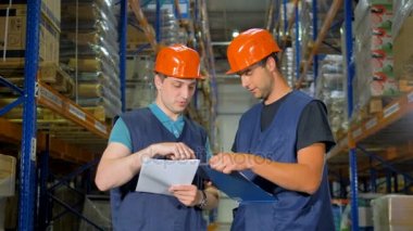 İki işçi bir ambar verileri karşılaştırmak.