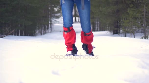 Turist ben promenader genom den djupa snön. — Stockvideo