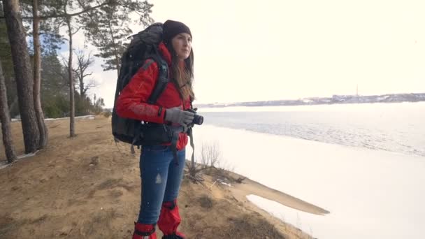 Joven turista feliz con mochila en la cima de la montaña. Éxito, inspiración, ganar, concepto de motivación. HD . — Vídeo de stock