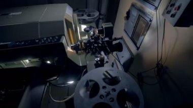 Sinemada çalışan bir antika film projektör. 4k.