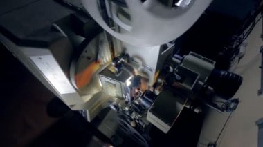 Eski, eski, vintage film projektör karanlıkta çalışma. 4k.