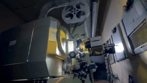 Antiguo proyector de películas vintage trabajando en la oscuridad. 4K . — Vídeos de Stock