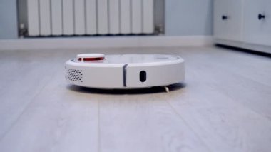 Bir robot vakum hafifçe Odalar mobilya ile bağlanır.