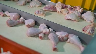 Tavuk davul ve uyluk dolu bir bölünmüş konveyör hattı.