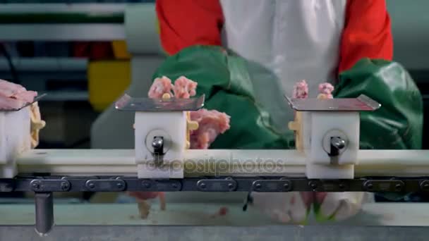 Un travailleur enlève manuellement le filet de poitrine de poulet des os . — Video