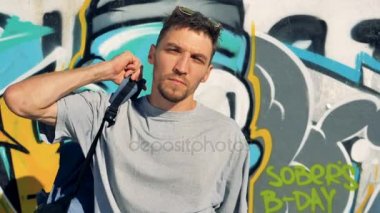 Genç bir graffitist gözlük ile kafasına yürür..