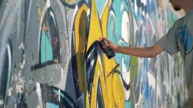 Bir graffitist Resim Sergisi kenarları siyah renk ile kontür.