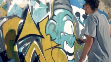 Resmi oluşturan bir graffitist canlandırıyor.