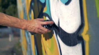 Yardım grafiti boya ile siyah çizgiler yapar.