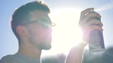 Sprey boya ile bir sanatçı yandan Görünümü Kapat.