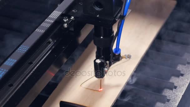 Máquina de corte a laser de madeira funcionando. 4K . — Vídeo de Stock