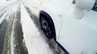 Araba tekerlek bir kış kar yolda kayıp gidiyor. 4k.