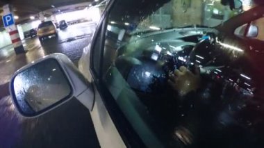Underground ışıklar park araba penceresinde yansıtıyordu. 4k.