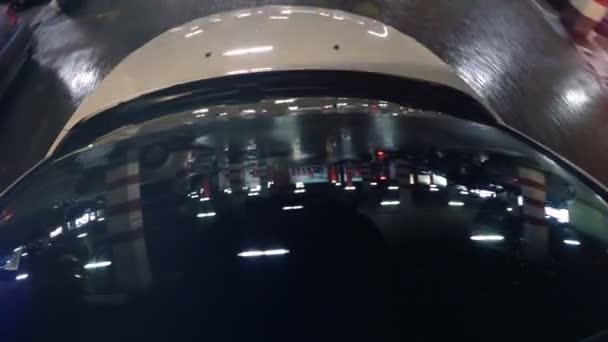 Lichter spiegeln sich in der Windschutzscheibe des Autos. Kamera an Bord eines Autos - seitlich montiert. — Stockvideo