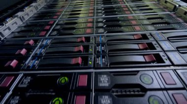 Bitcoin incelemesi için çalışan bilgisayar. 4k.