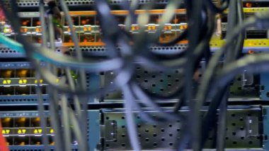 Modern bilgisayar sunucu bir ağ veri merkezinde render farm. 4k.