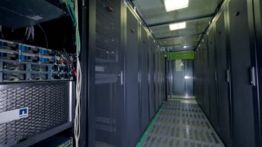 Çalışan bilgisayarlar için bir modern sunucu odası bitcoin madencilik. 4k.