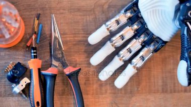 Fütüristik cyborg el mühendisleri masasında. 4k.