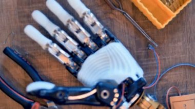 Cyborg kolunu mühendisleri masasında. 4k.