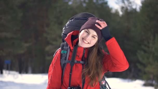 Porträtt av en glad turist i asunny vintern skog. — Stockvideo