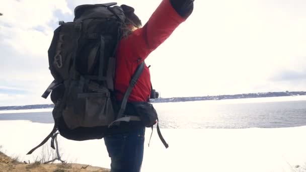 Ung glad turist hiker med ryggsäck når upp till toppen av berget. ramgång, inspiration, vinna, motivation koncept. HD. — Stockvideo