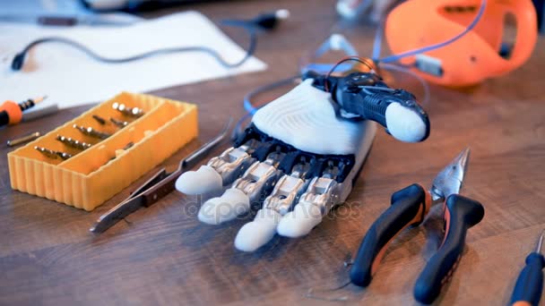 Futuristische humanoïde himanlike hand op ingenieurs werkplek. 4k. — Stockvideo