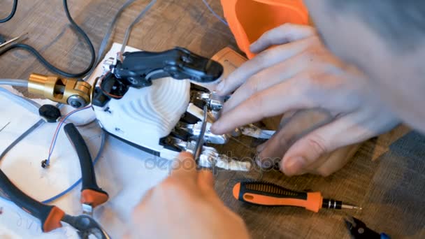 Ingeniero trabajando en robot en laboratorio. Primer plano . — Vídeos de Stock