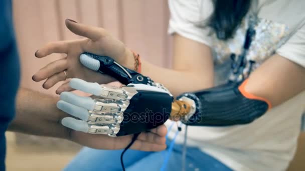 Junge Frau beim Versuch einer drahtlosen bionischen Prothese. 4k. — Stockvideo