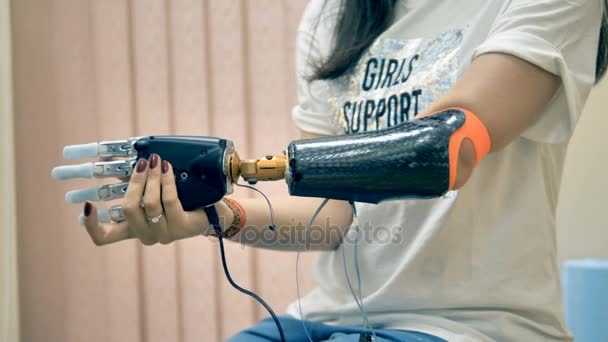 Roboterarm, Prothese. Mädchen benutzen zum ersten Mal einen bionischen 3D-gedruckten Arm. 4k. — Stockvideo